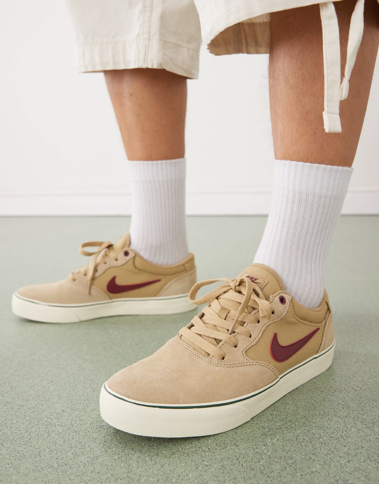 Nike SB Chron 2 trainers in light brown