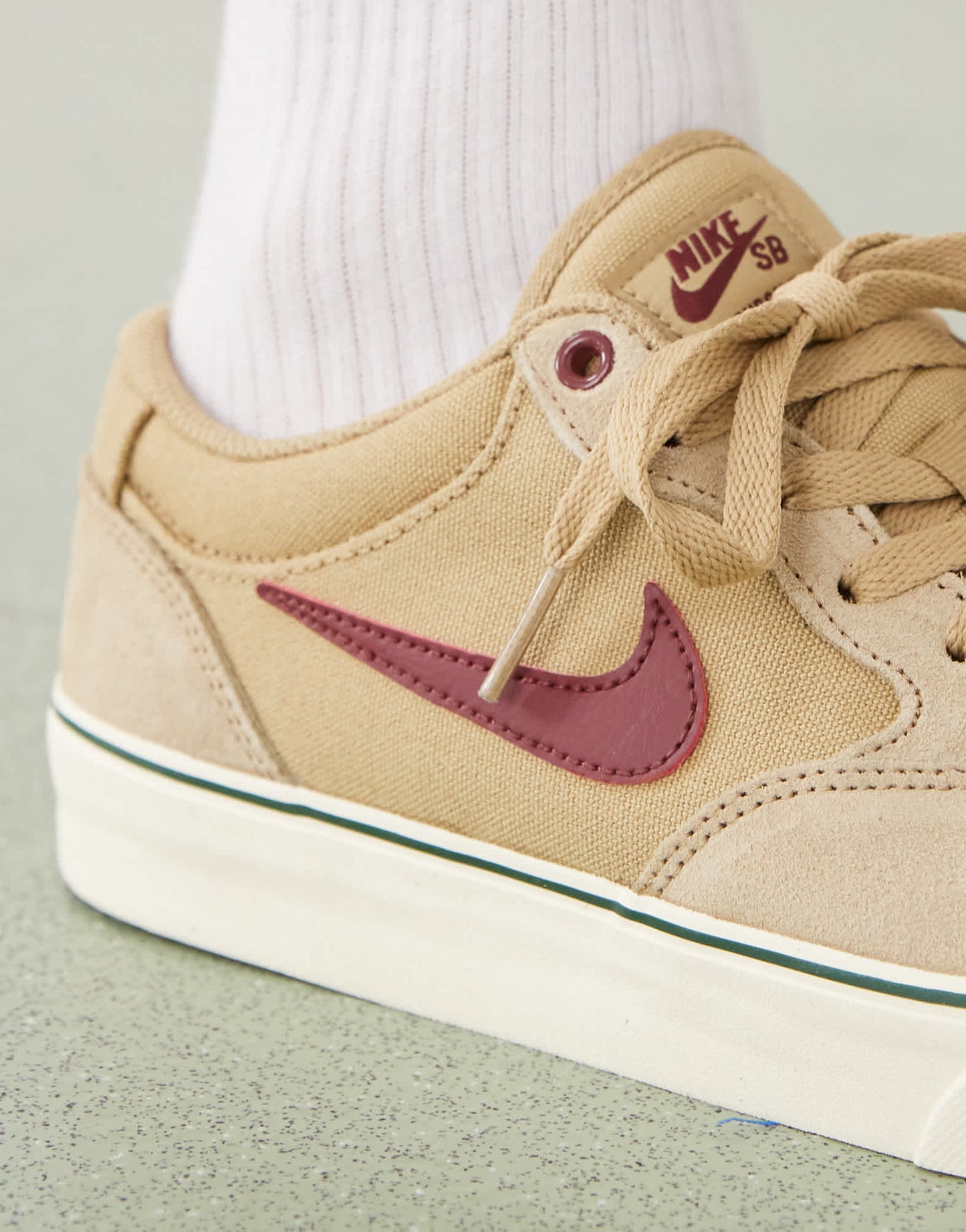 Nike SB Chron 2 trainers in light brown
