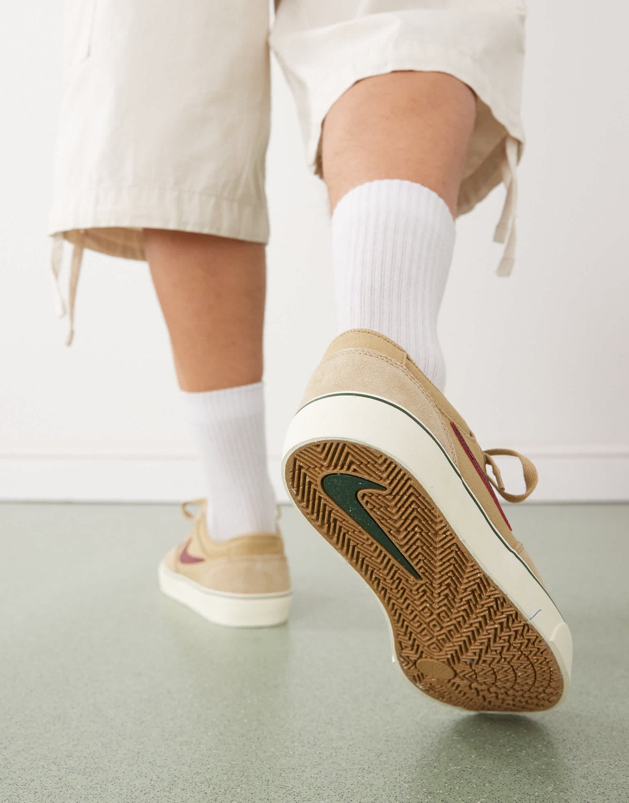 Nike SB Chron 2 trainers in light brown