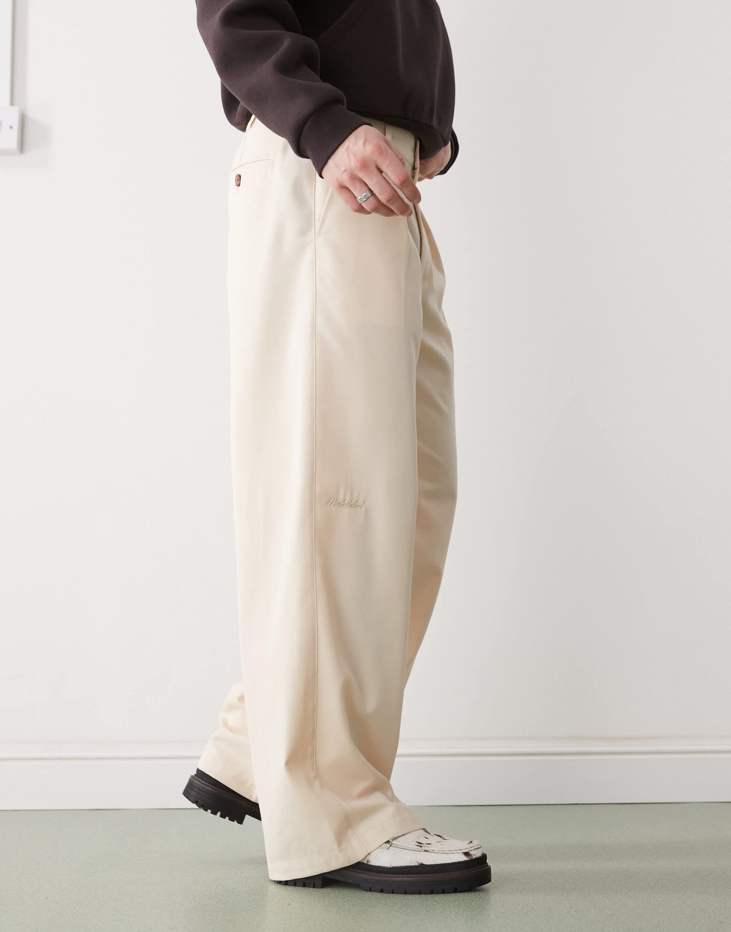 Prohibited soho pleated vintage pants in cream