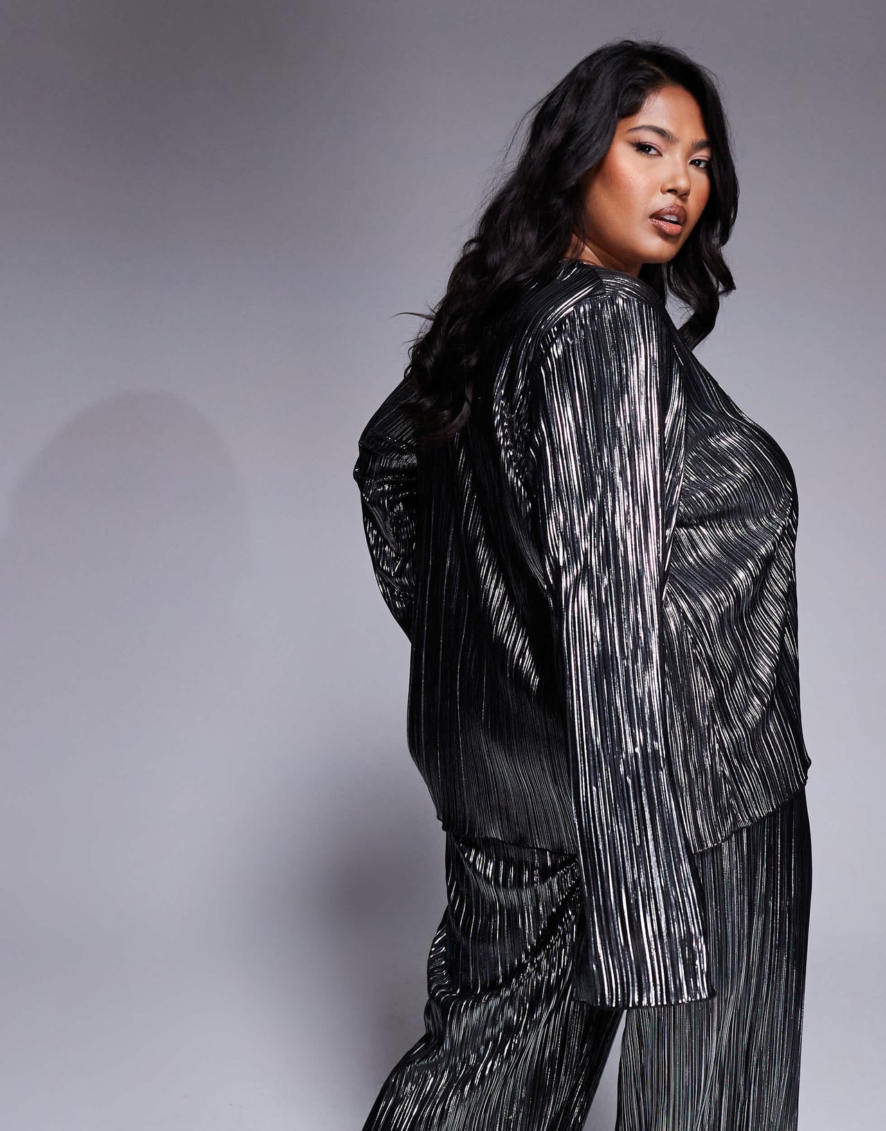 New Look Curve metallic plisse long sleeve tie top in pewter