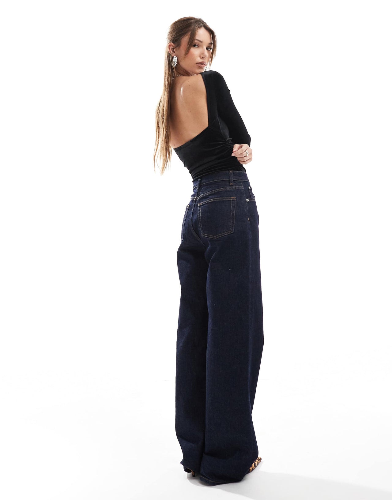Pull&Bear long sleeved velvet body in black