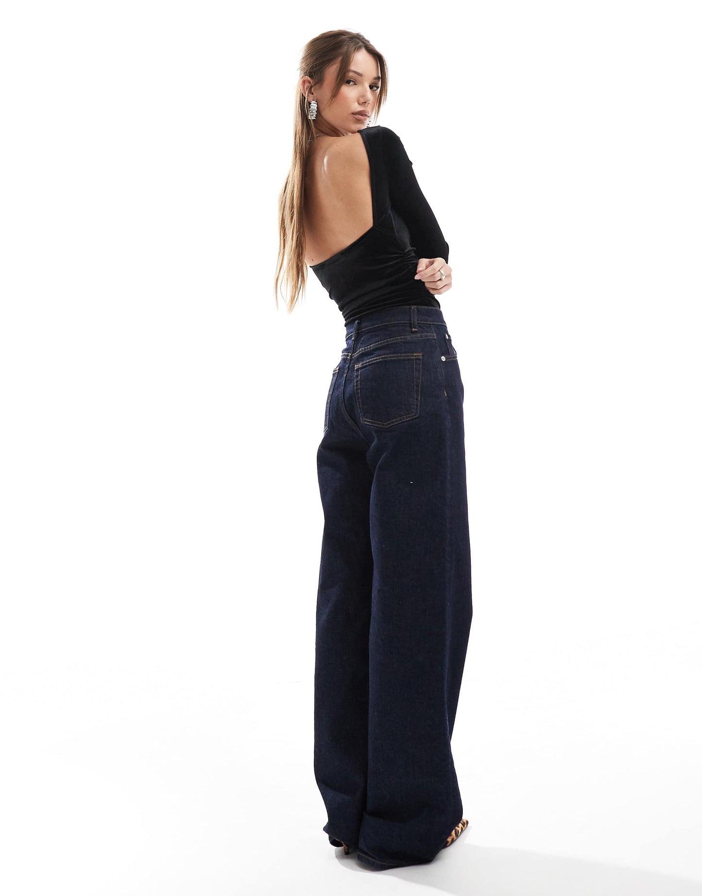 Pull&Bear long sleeved velvet body in black