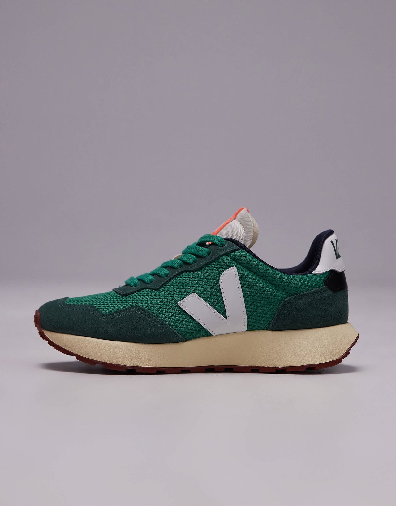 VEJA Paulistana trainer in emeraude white