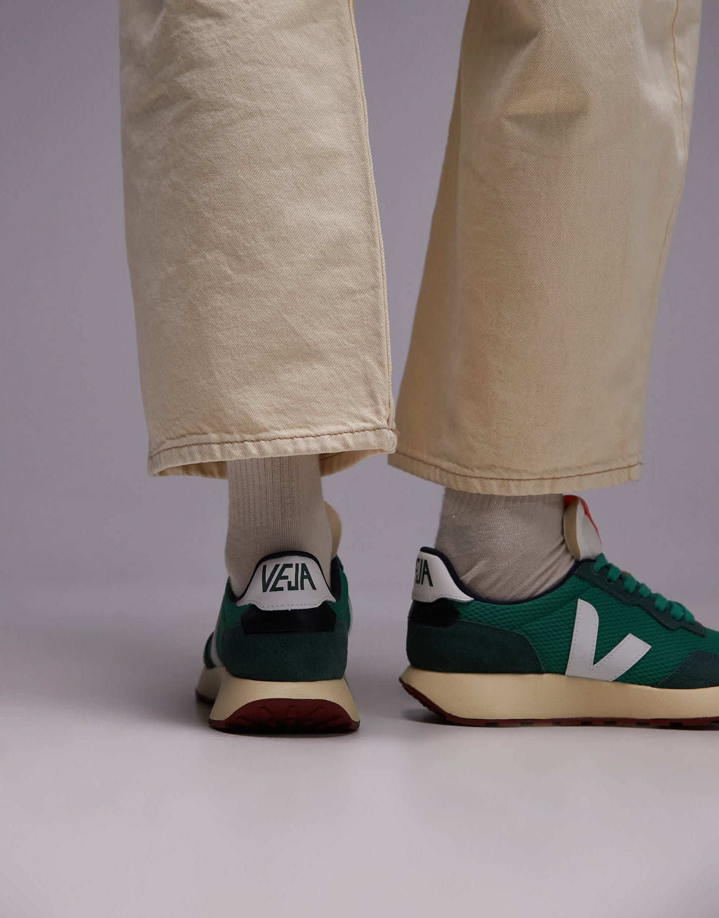 VEJA Paulistana trainer in emeraude white