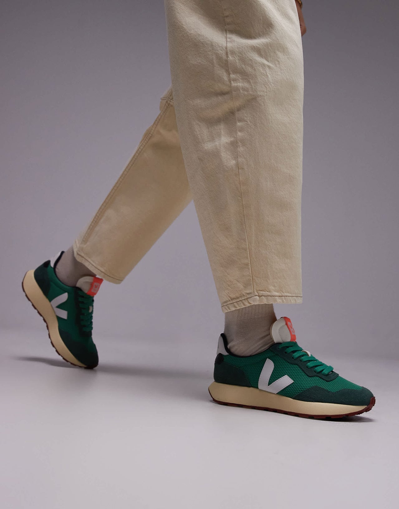 VEJA Paulistana trainer in emeraude white