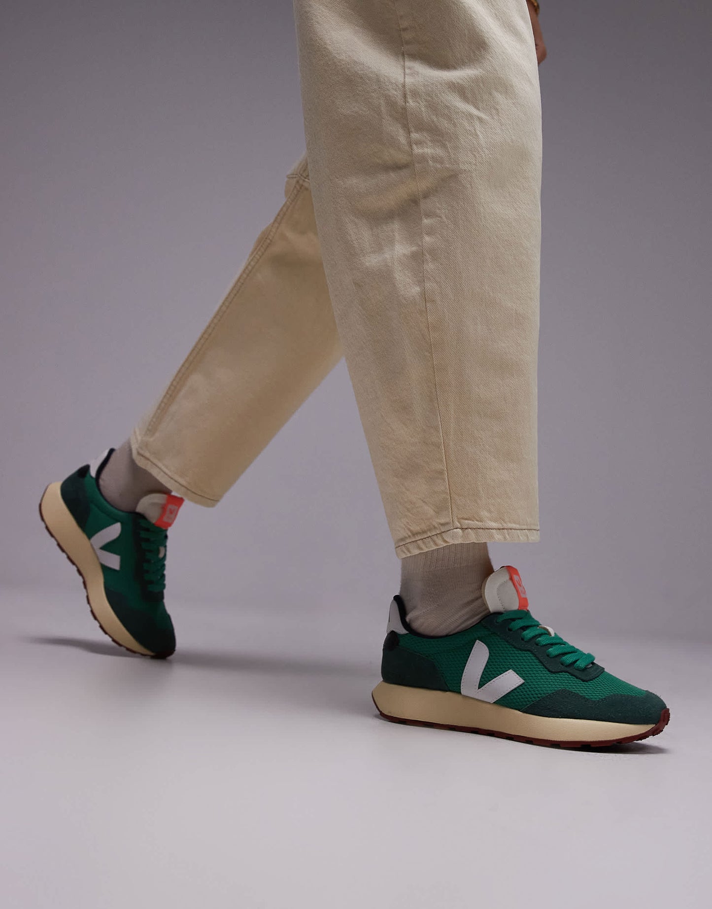 VEJA Paulistana trainer in emeraude white