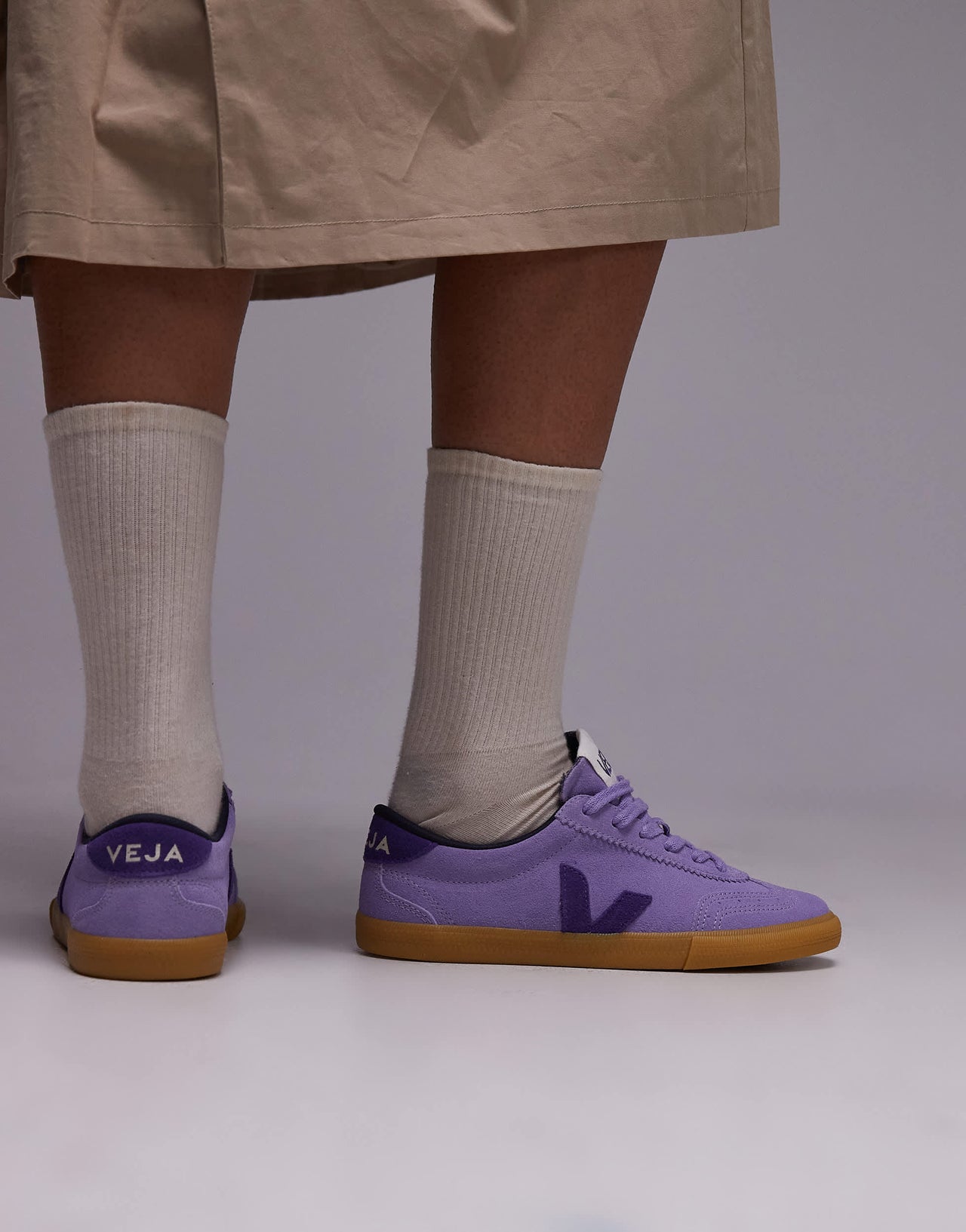 VEJA Volley trainer in lavender purple