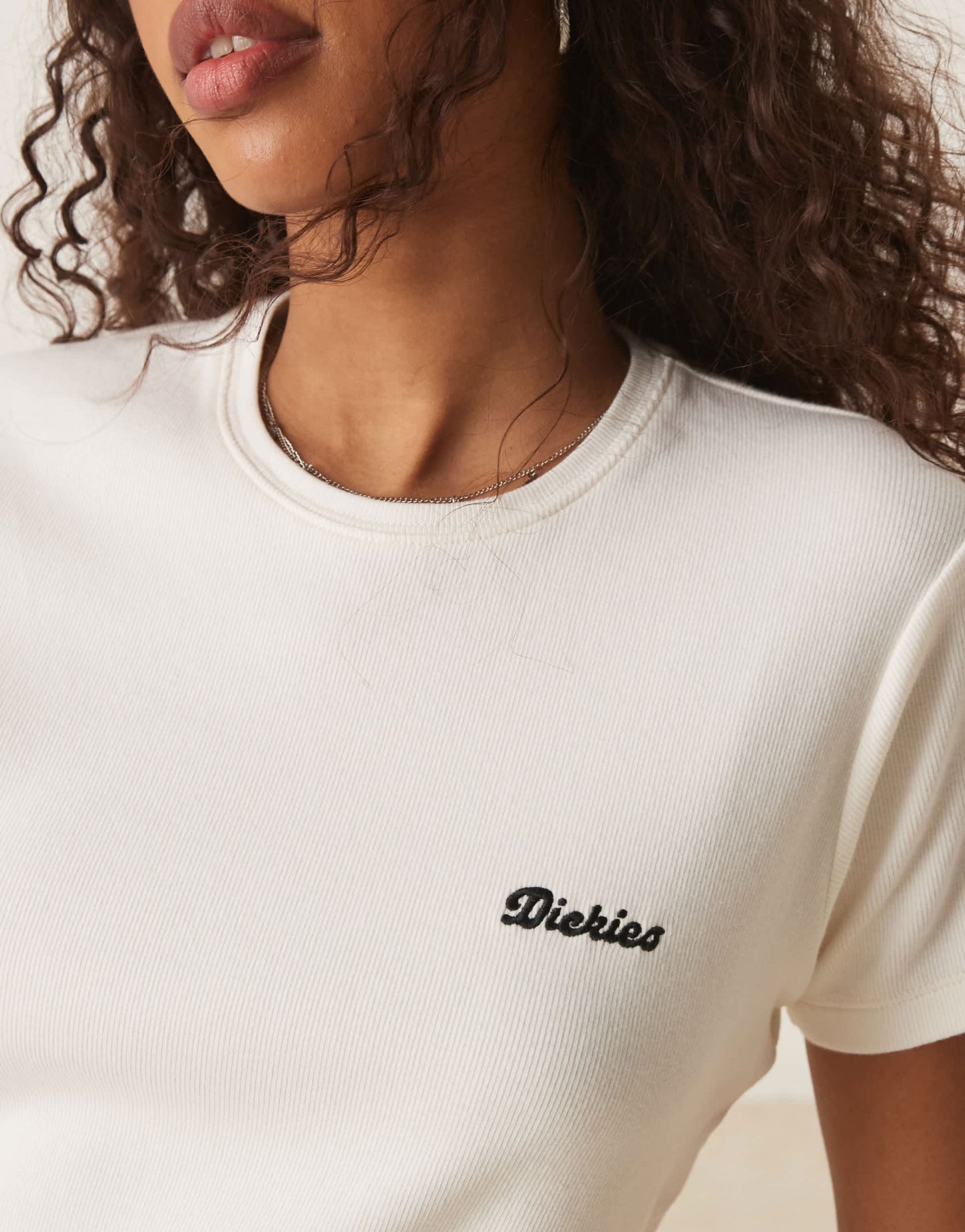 Dickies lewistown embroidered logo long line baby tee in off white