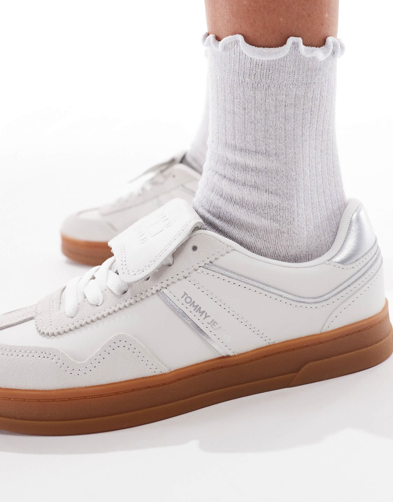 Tommy Jeans Greenwich trainers with gum sole in white and silver