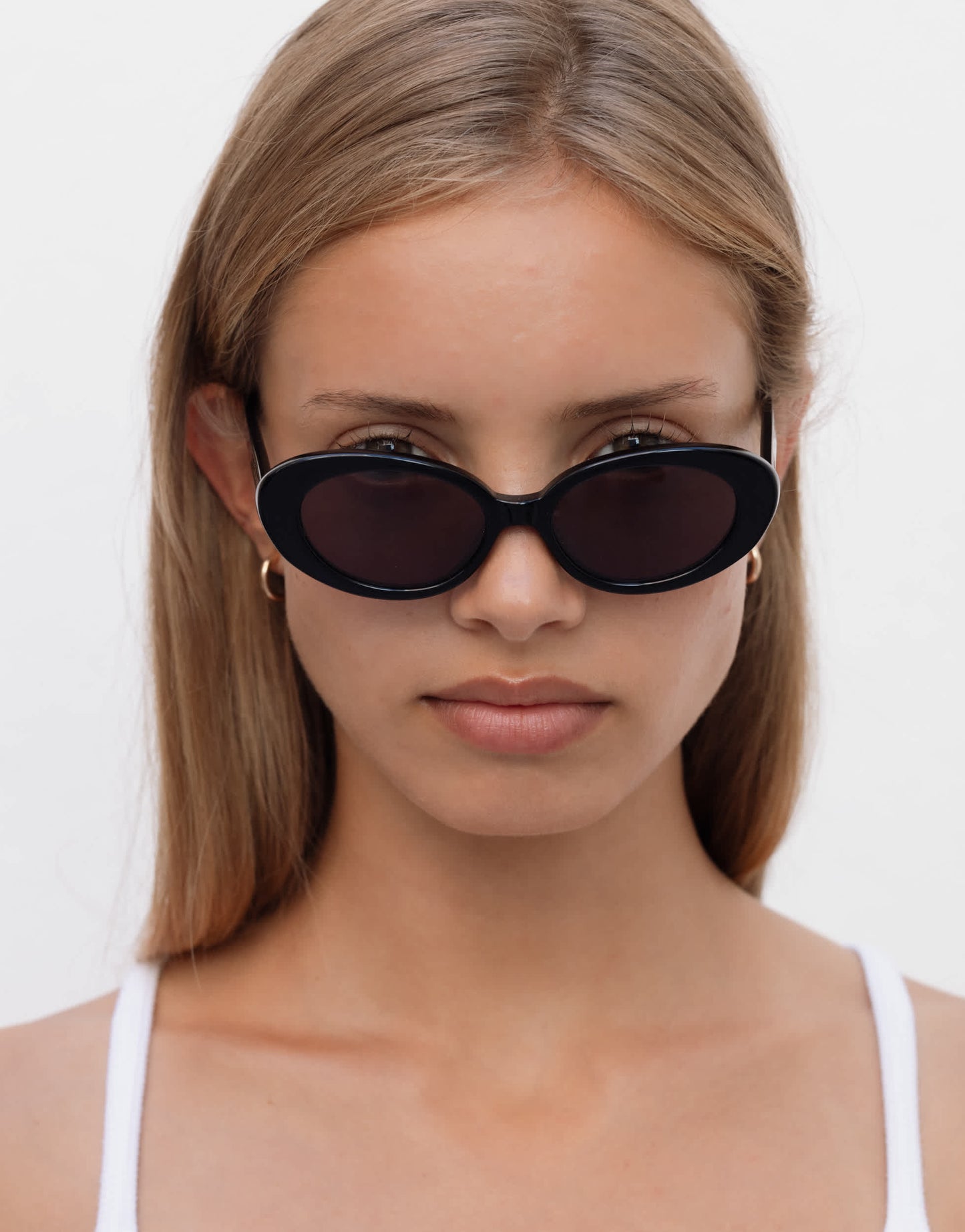 Lu Goldie Jeanne round sunglasses in black