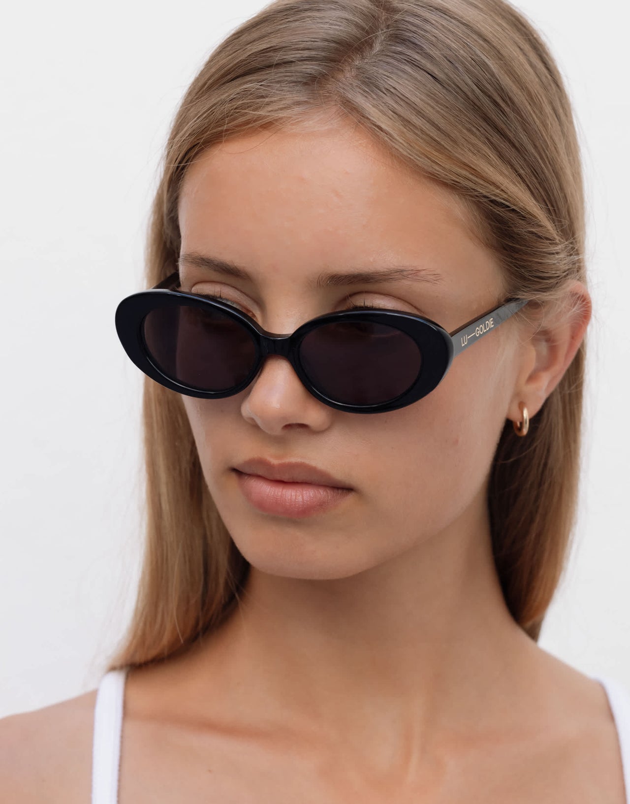 Lu Goldie Jeanne round sunglasses in black