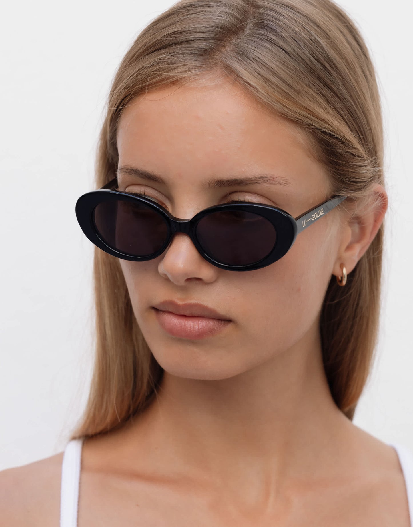 Lu Goldie Jeanne round sunglasses in black