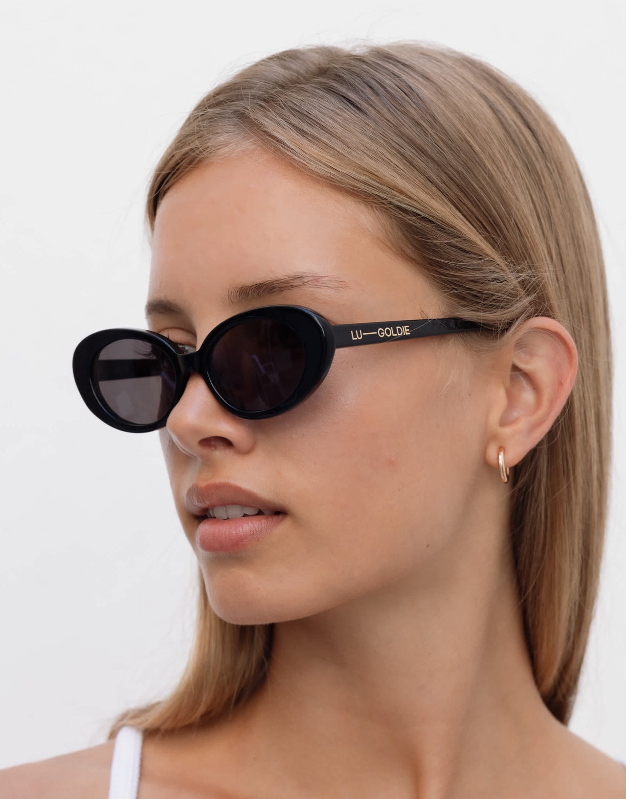 Lu Goldie Jeanne round sunglasses in black
