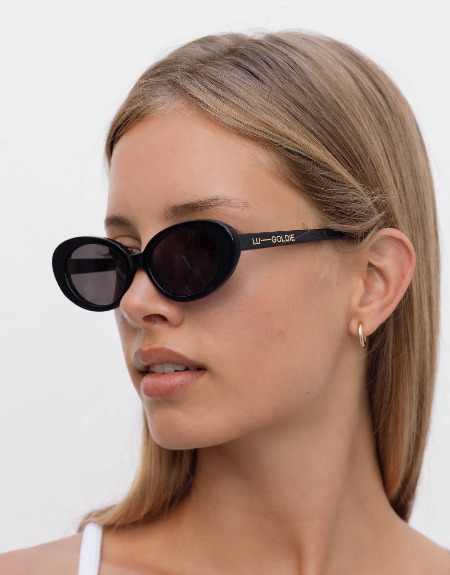 Lu Goldie Jeanne round sunglasses in black