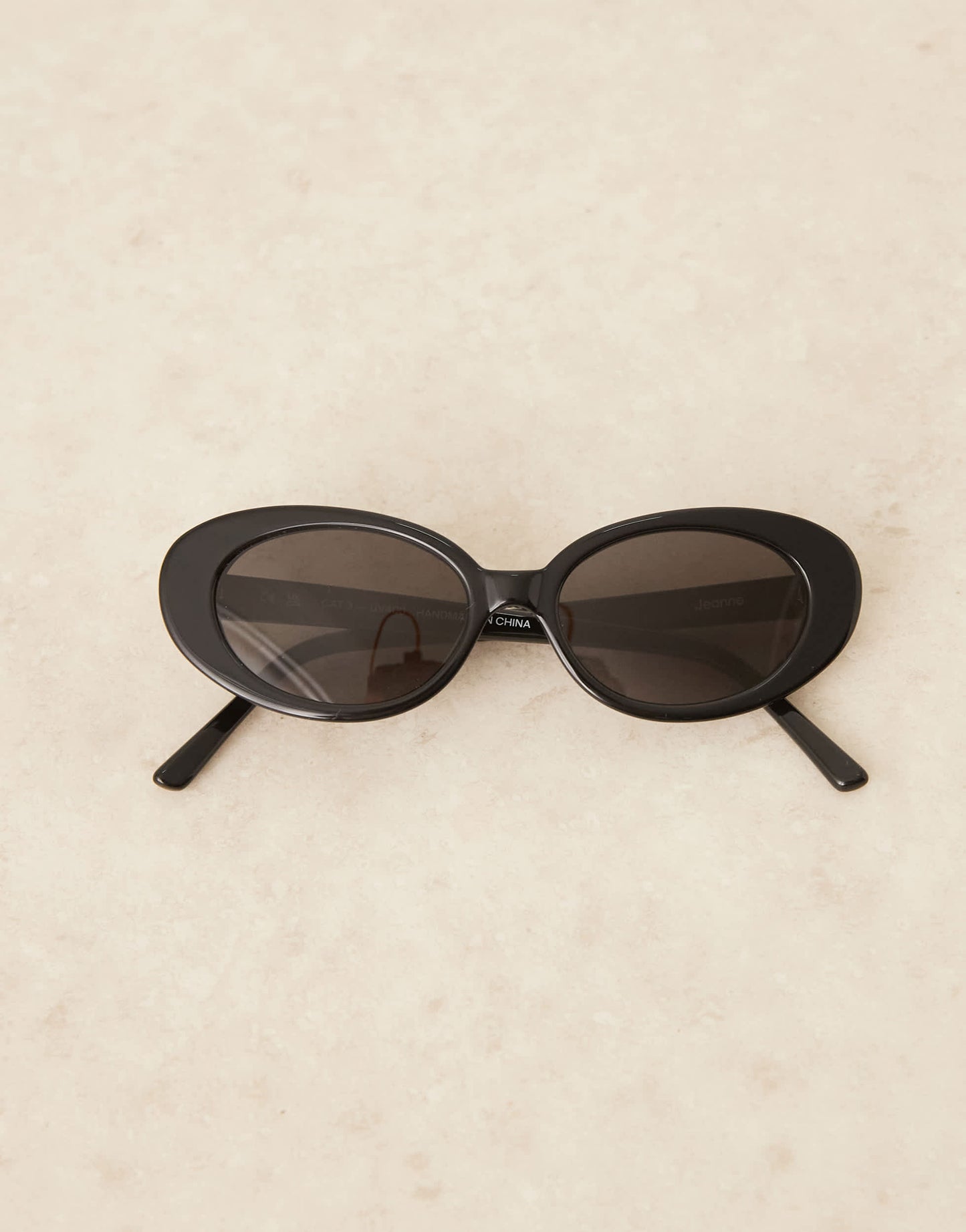 Lu Goldie Jeanne round sunglasses in black