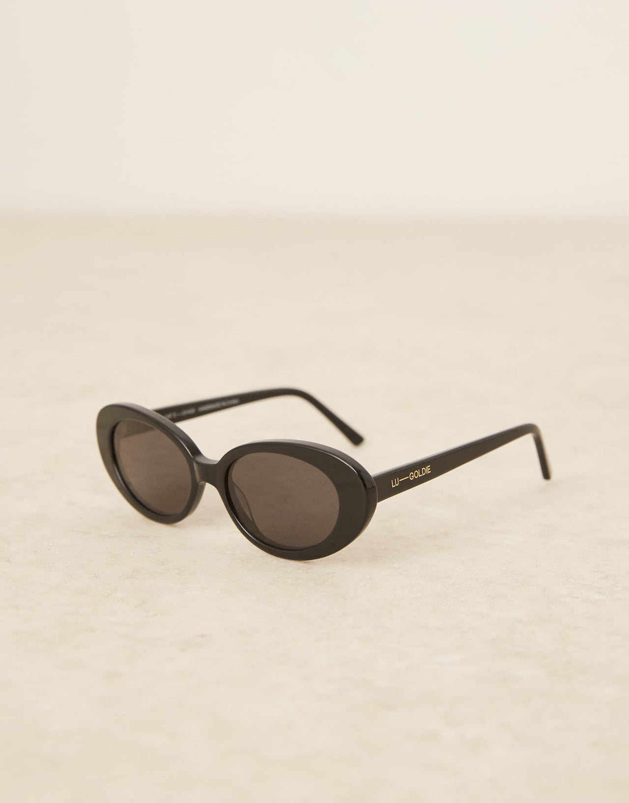Lu Goldie Jeanne round sunglasses in black
