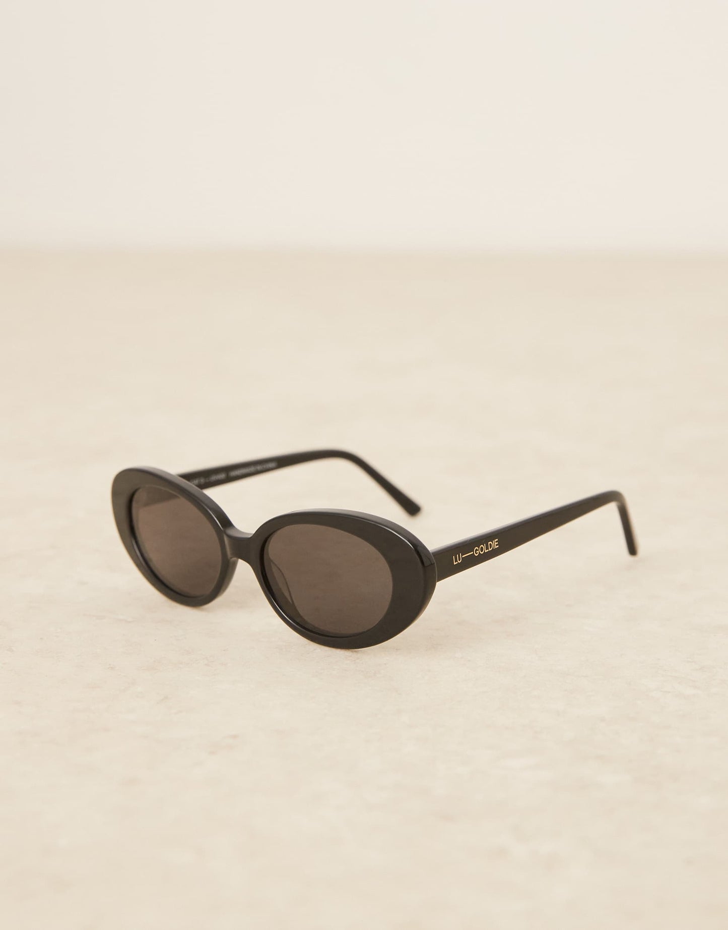 Lu Goldie Jeanne round sunglasses in black