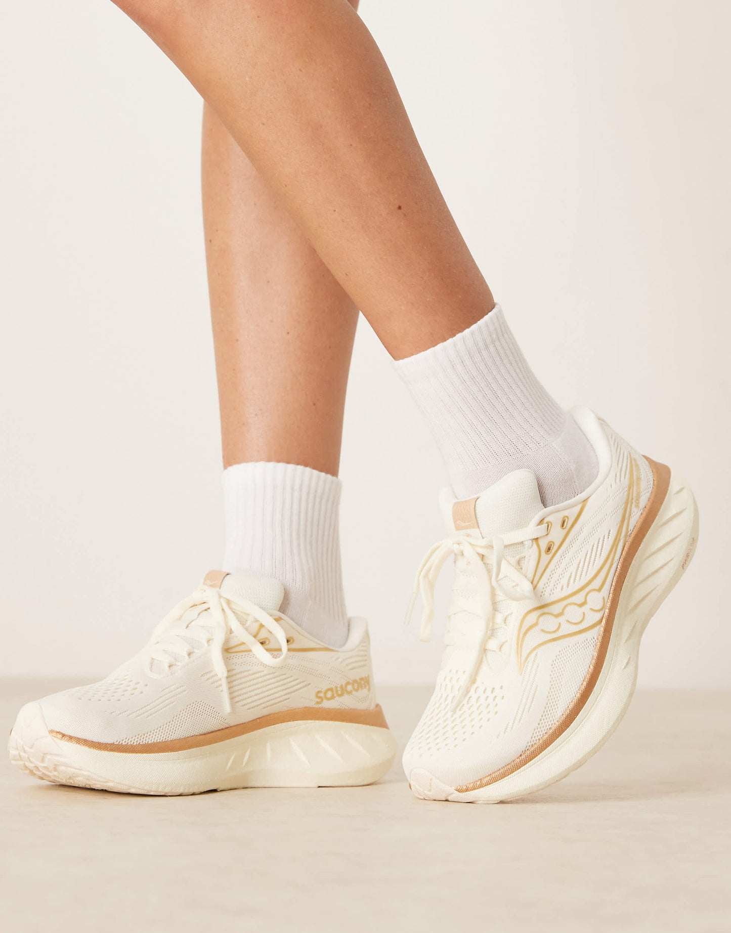 Saucony Ride 18 neutral cushioning trainers in vanilla