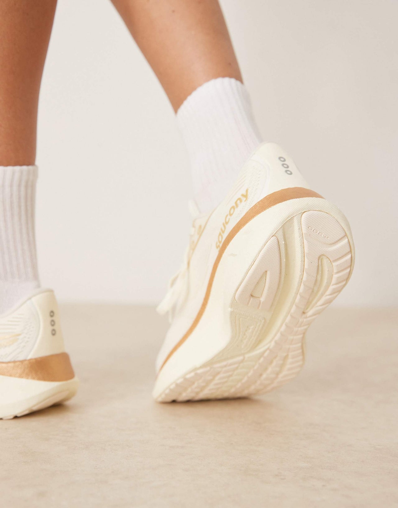 Saucony Ride 18 neutral cushioning trainers in vanilla