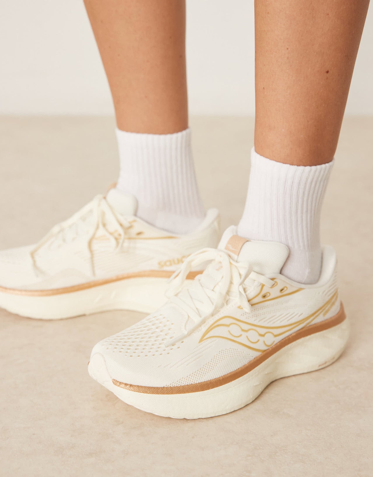 Saucony Ride 18 neutral cushioning trainers in vanilla