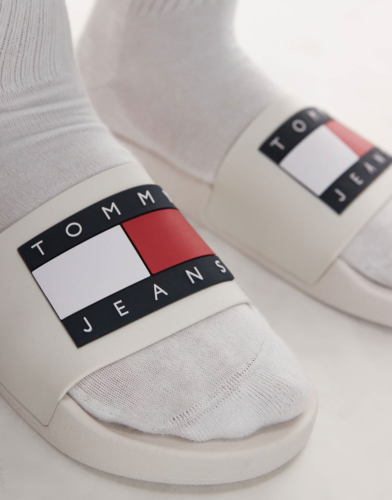 Tommy Jeans sliders in white