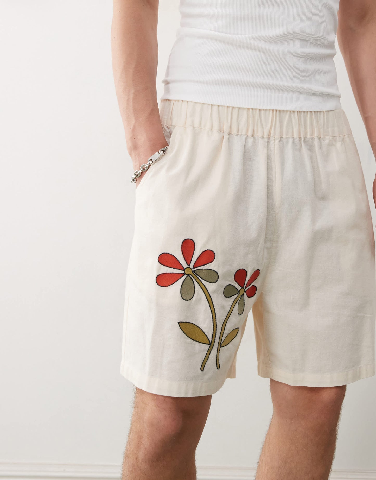 Reclaimed Vintage unisex short with logo and flower print in ecru
