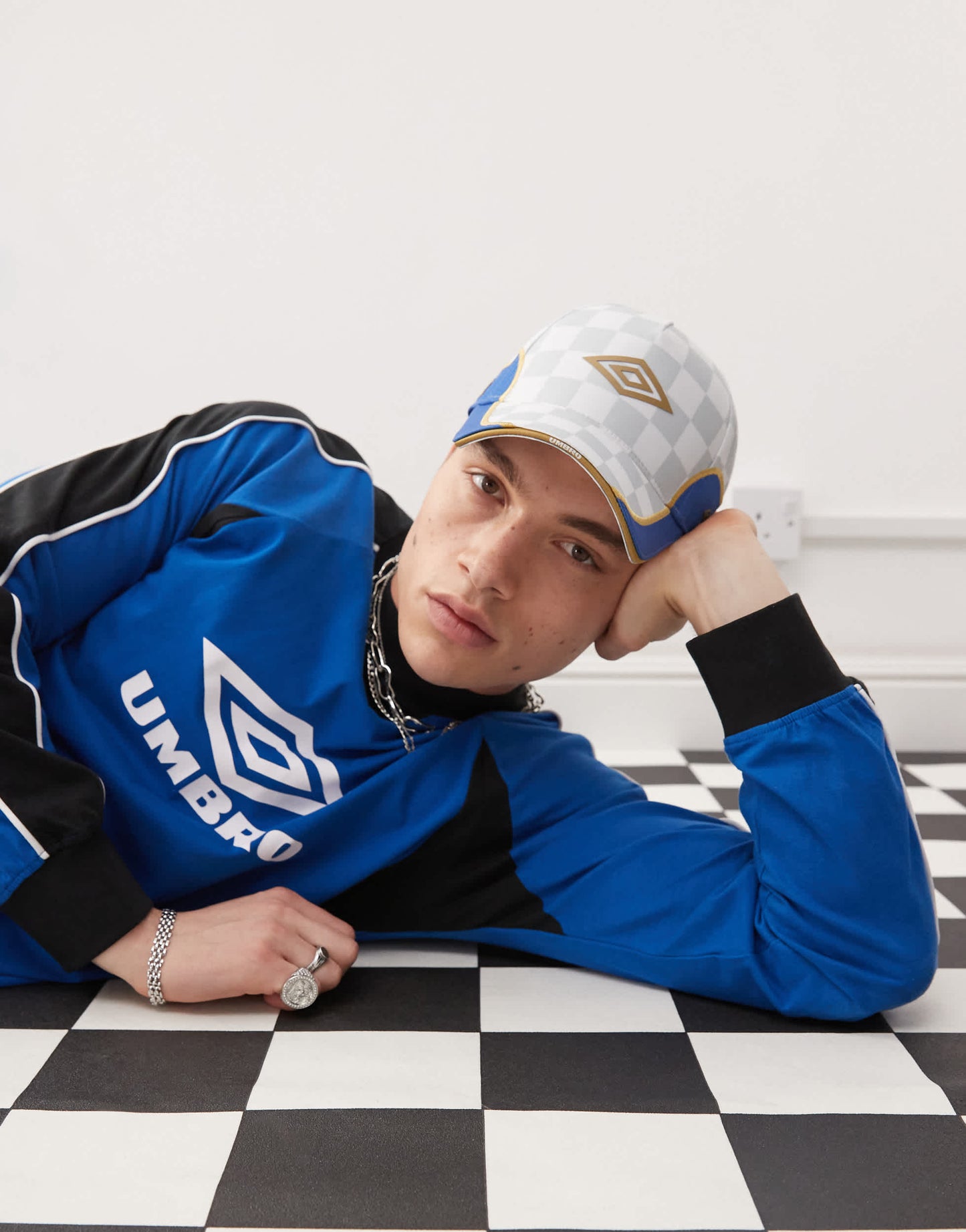 Umbro panelled logo cap in white and gold