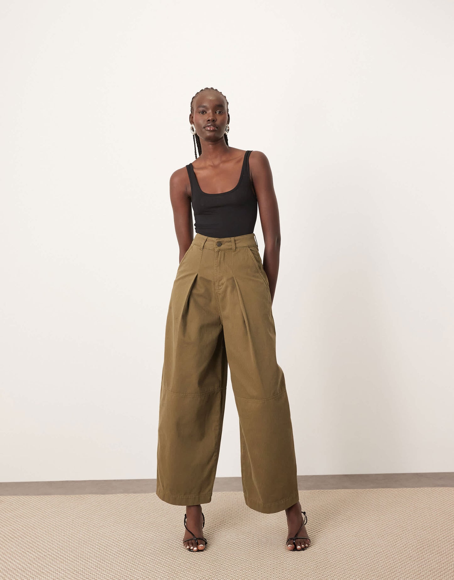 ARRANGE Remi casual twill barrel trouser in olive green