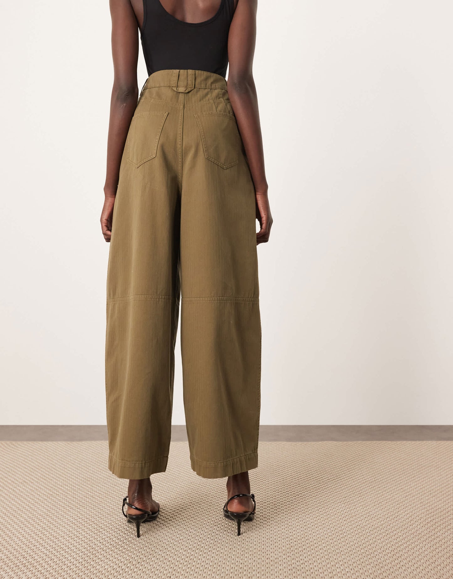ARRANGE Remi casual twill barrel trouser in olive green