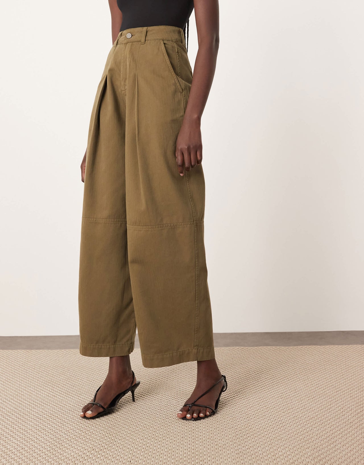 ARRANGE Remi casual twill barrel trouser in olive green
