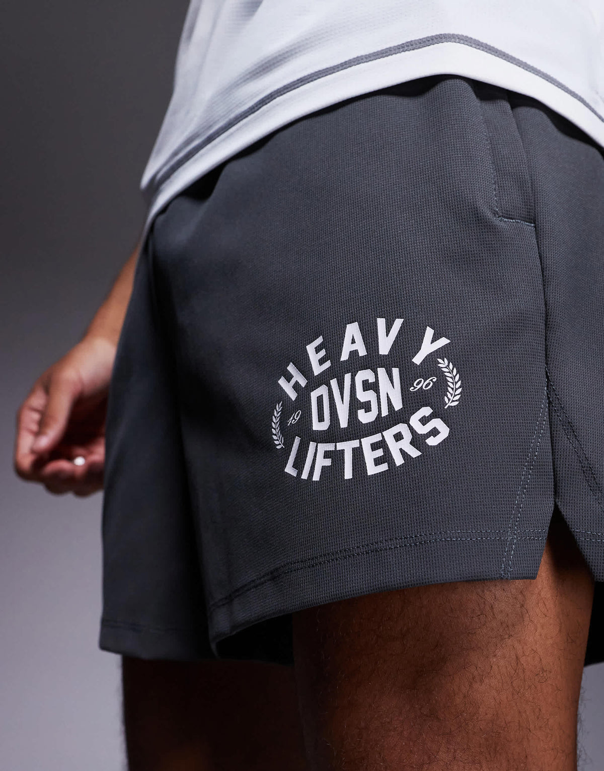 4505 Heavy Lifting graphic training shorts with zip pockets in graphite