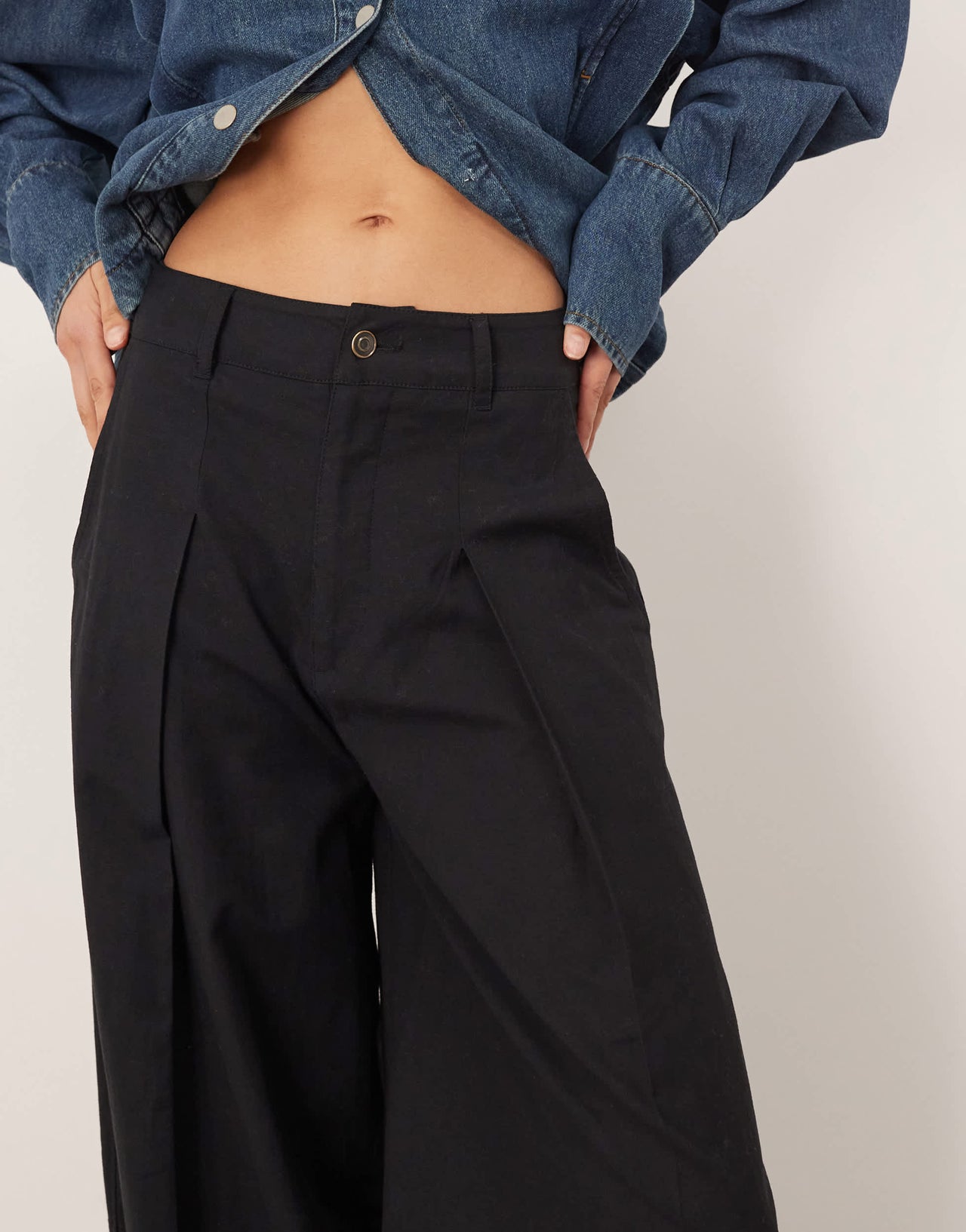 ARRANGE Remi linen high waist barrel trouser in black