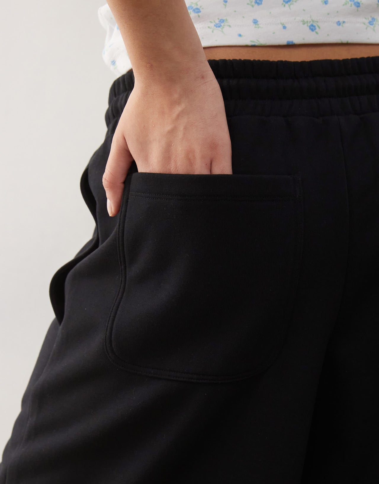 COLLUSION longline jogger short in black