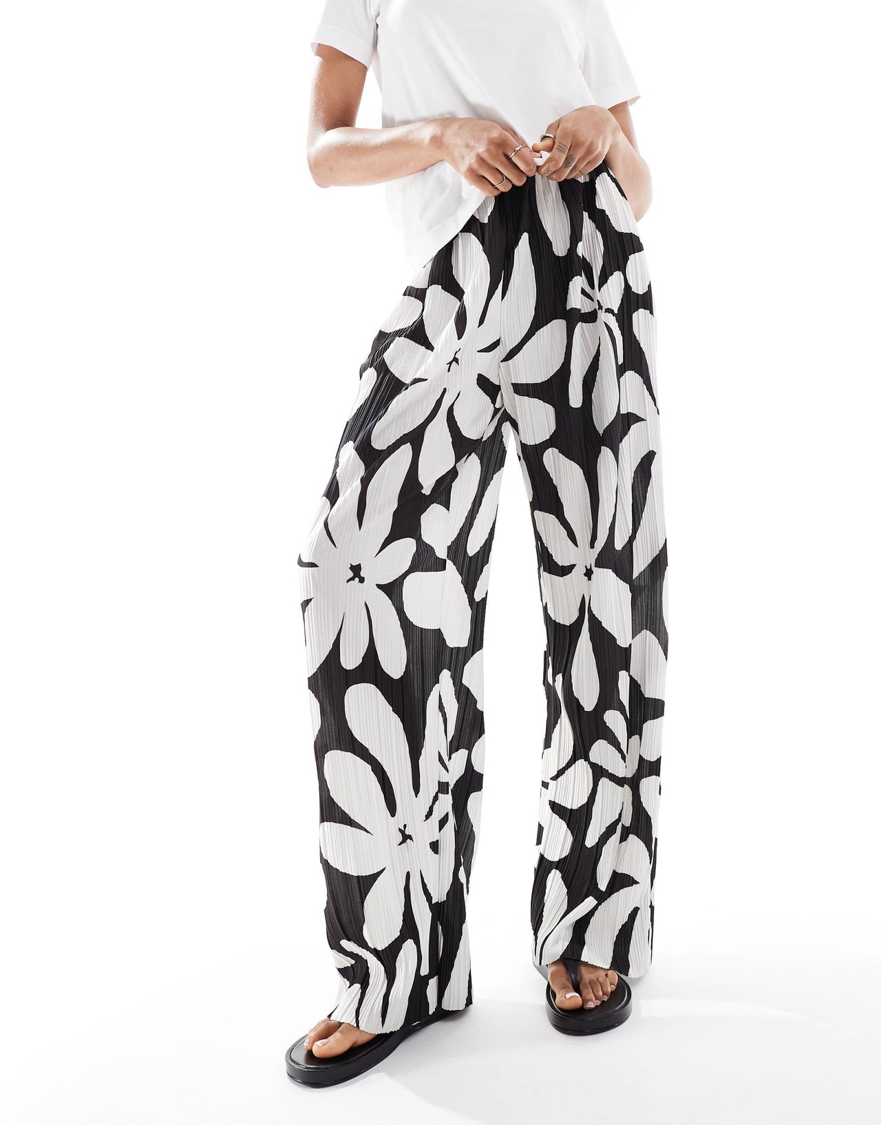 Vero Moda Tall high waist wide leg plisse trouser in tropical conversational print