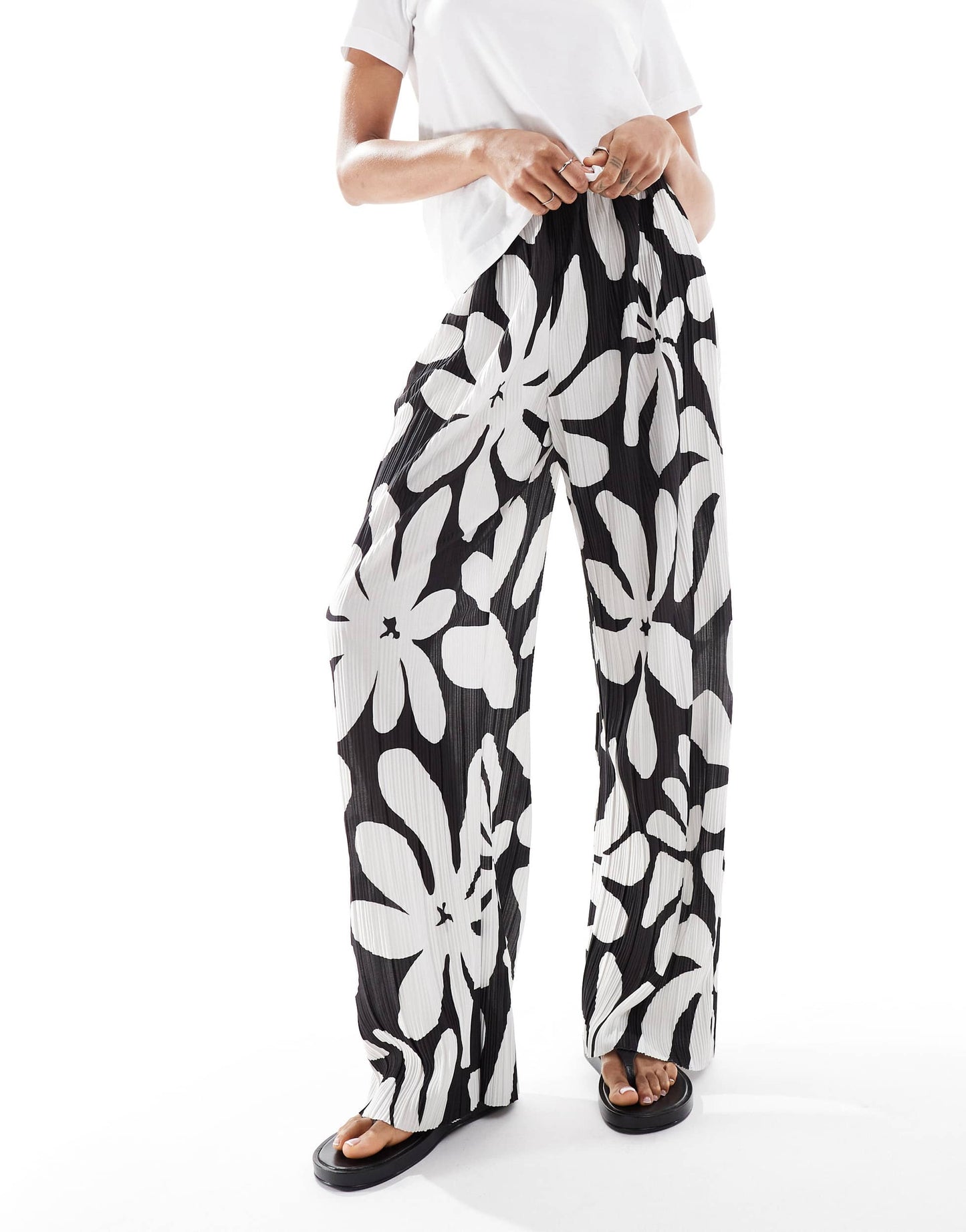 Vero Moda Tall high waist wide leg plisse trouser in tropical conversational print
