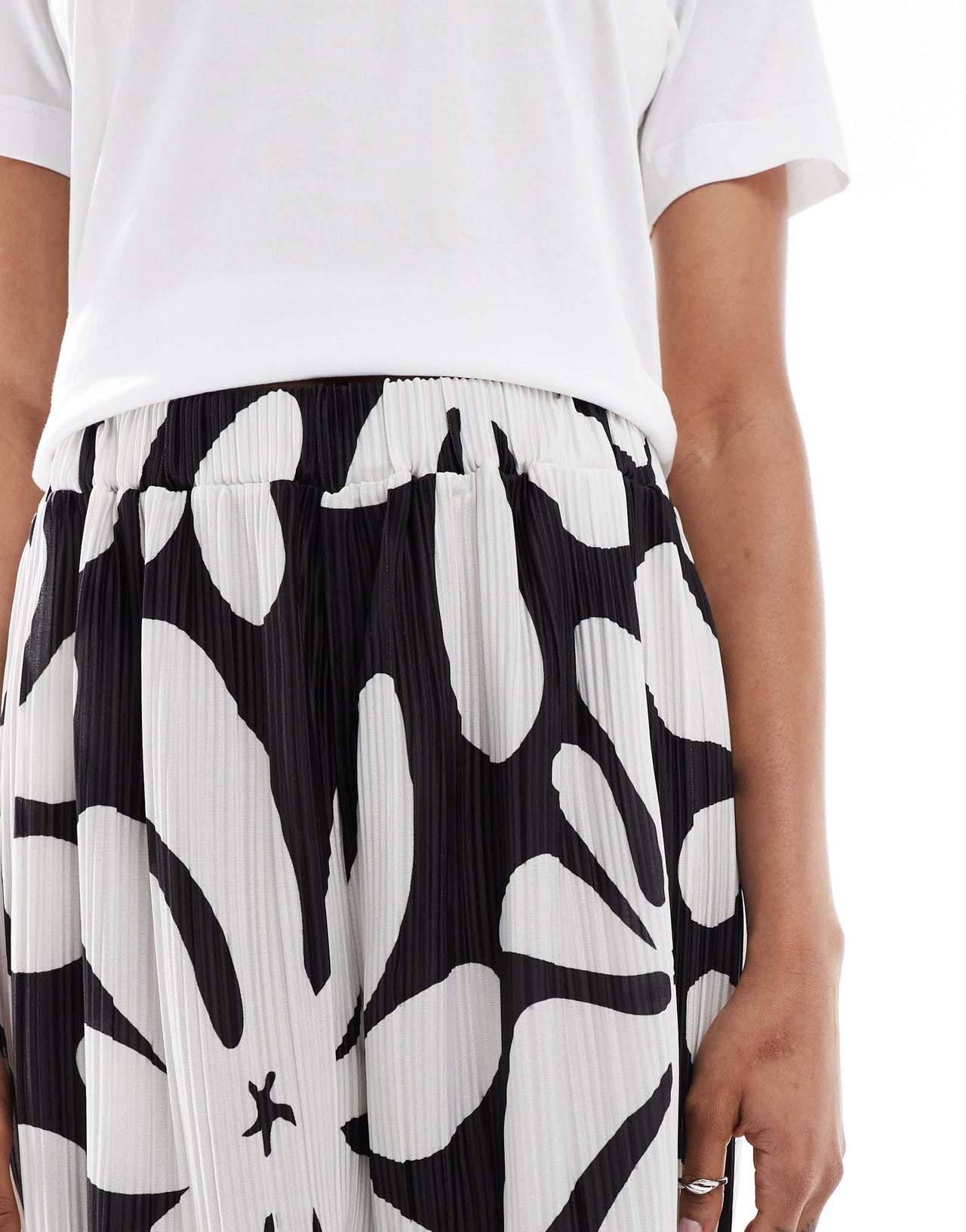 Vero Moda Tall high waist wide leg plisse trouser in tropical conversational print