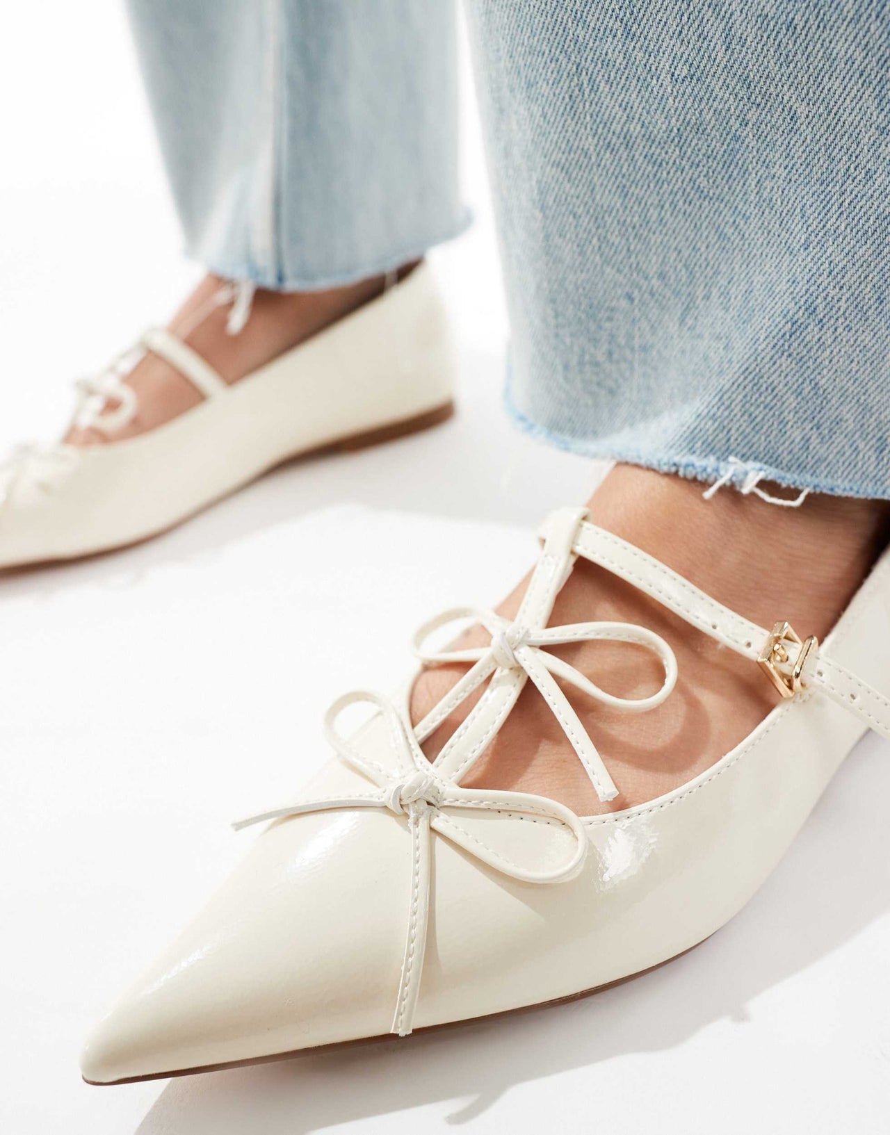 Stradivarius bow detail pointed flat shoe in white
