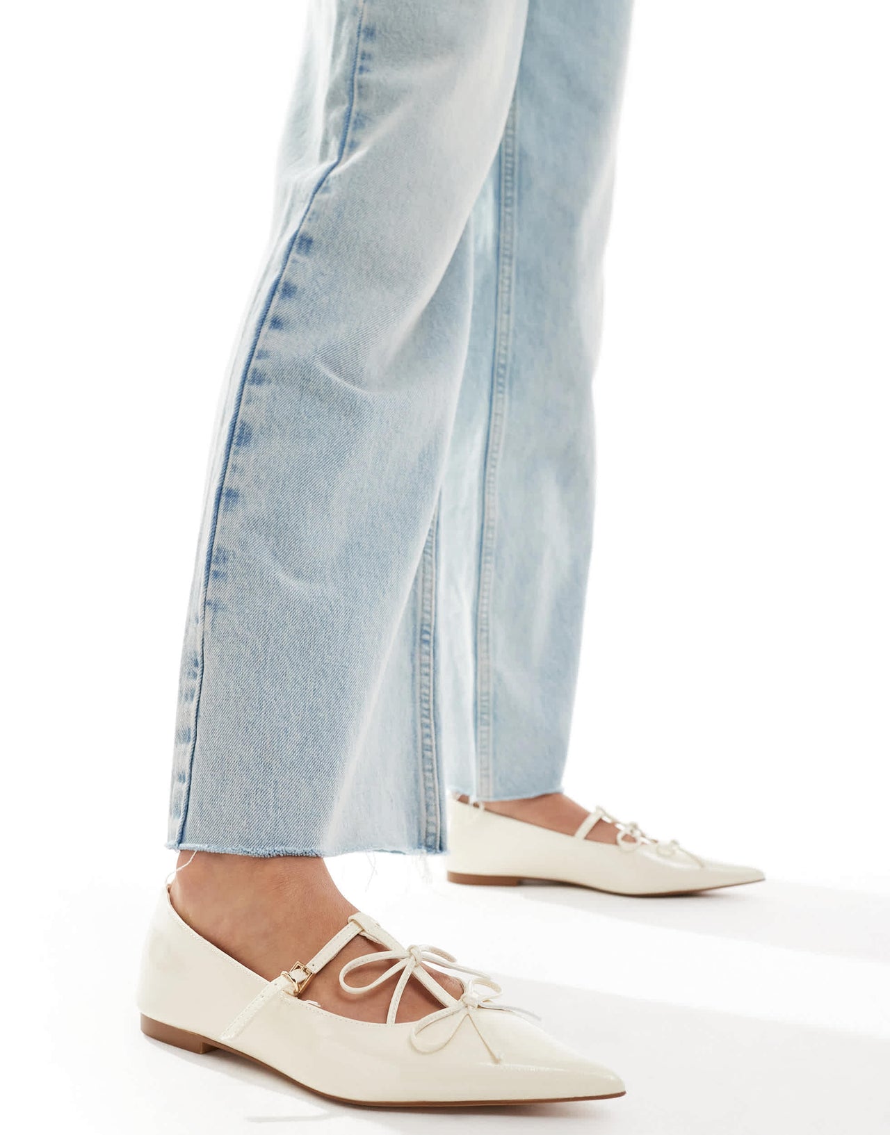 Stradivarius bow detail pointed flat shoe in white