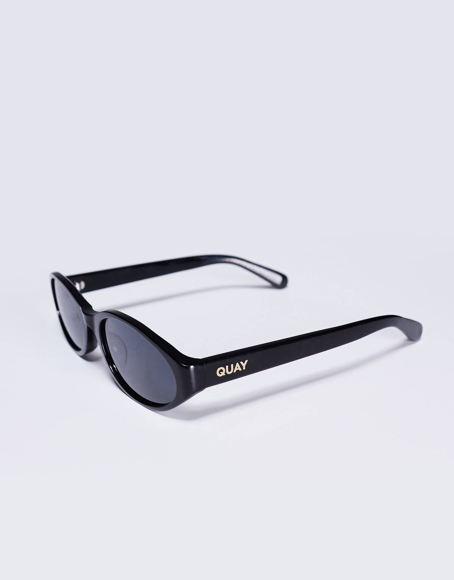 Quay aura points slim oval sunglasses in black