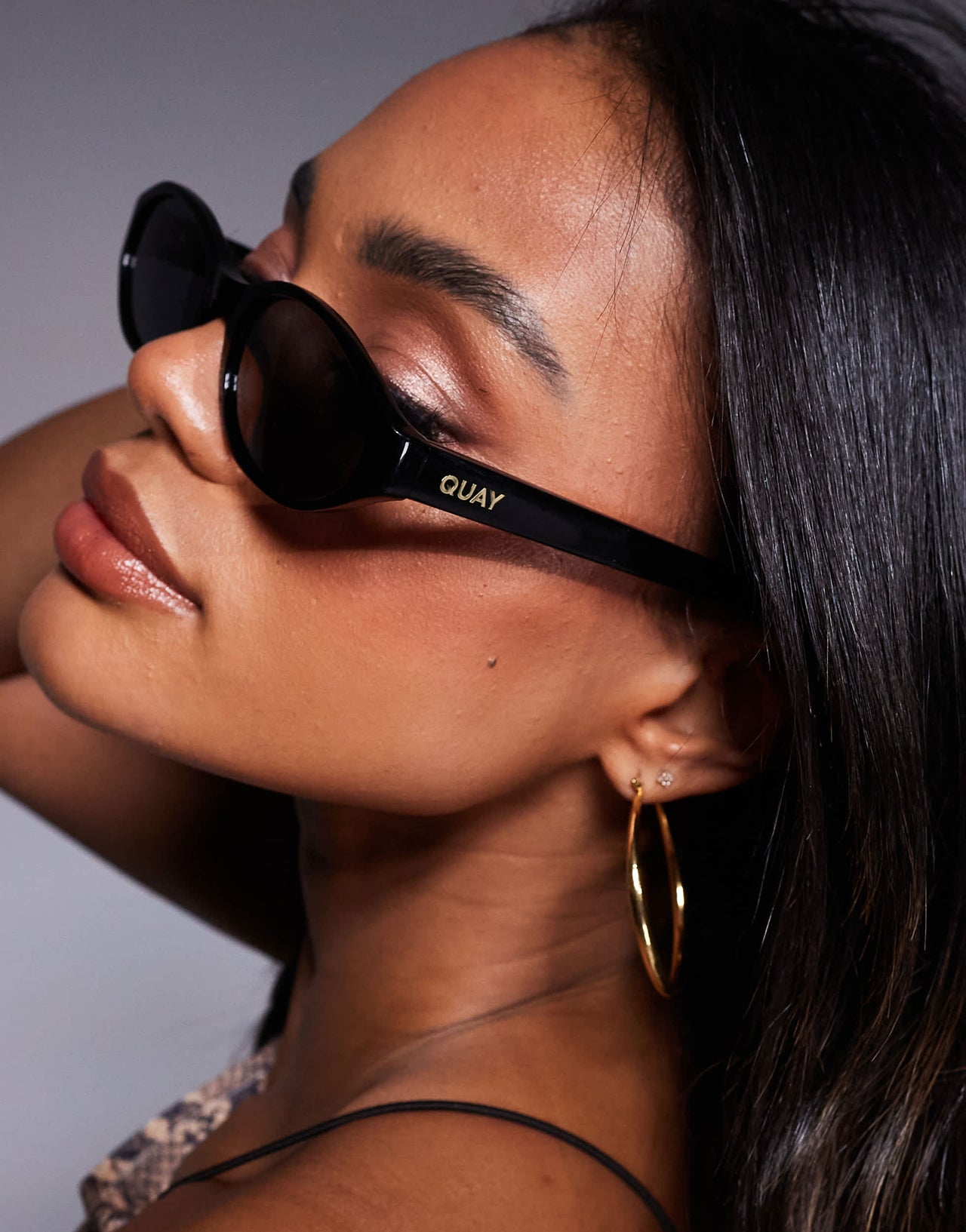 Quay aura points slim oval sunglasses in black