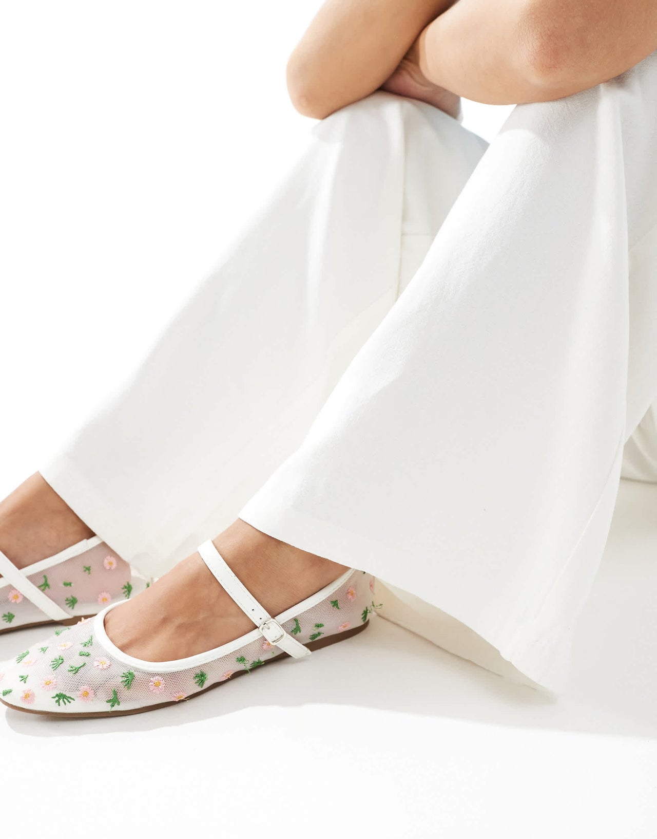 Stradivarius Petite linen look pull on trouser in white