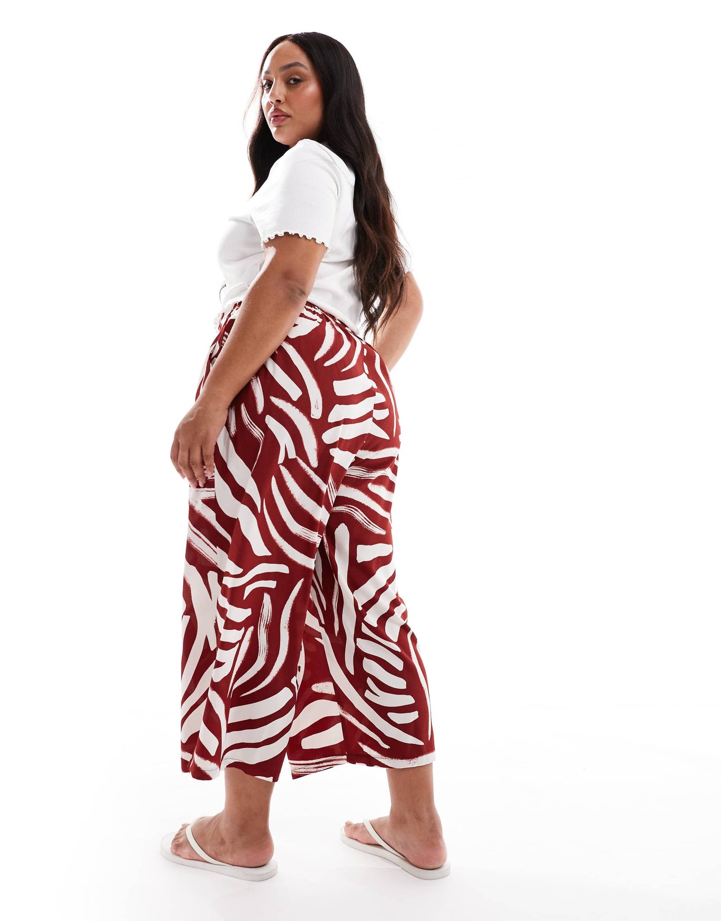 New Look Curve abstract print cropped trousers in brown