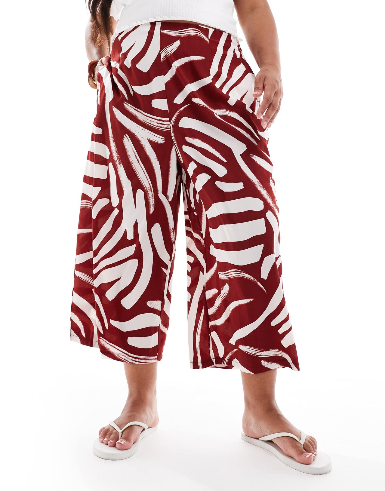 New Look Curve abstract print cropped trousers in brown