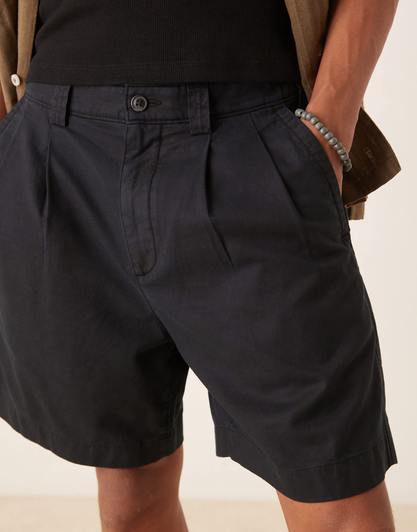 Abercrombie & Fitch 9"""" pleated short in black