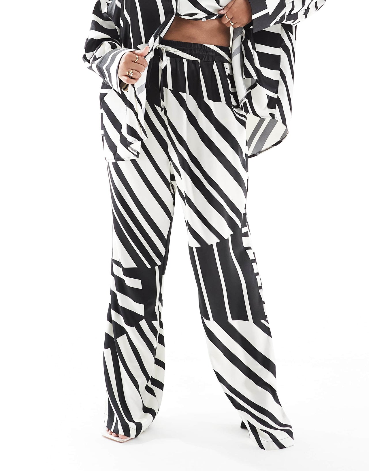 4th & Reckless Plus satin wide leg trousers co-ord in black and white print