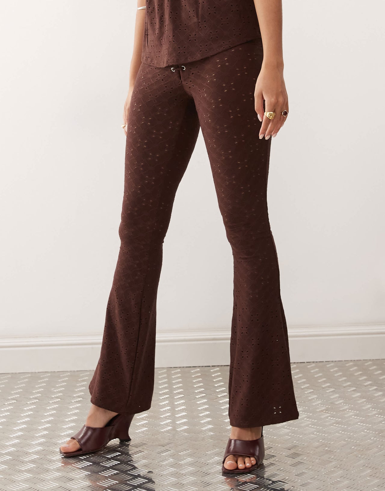 Motel dan low-rise broderie flares in brown