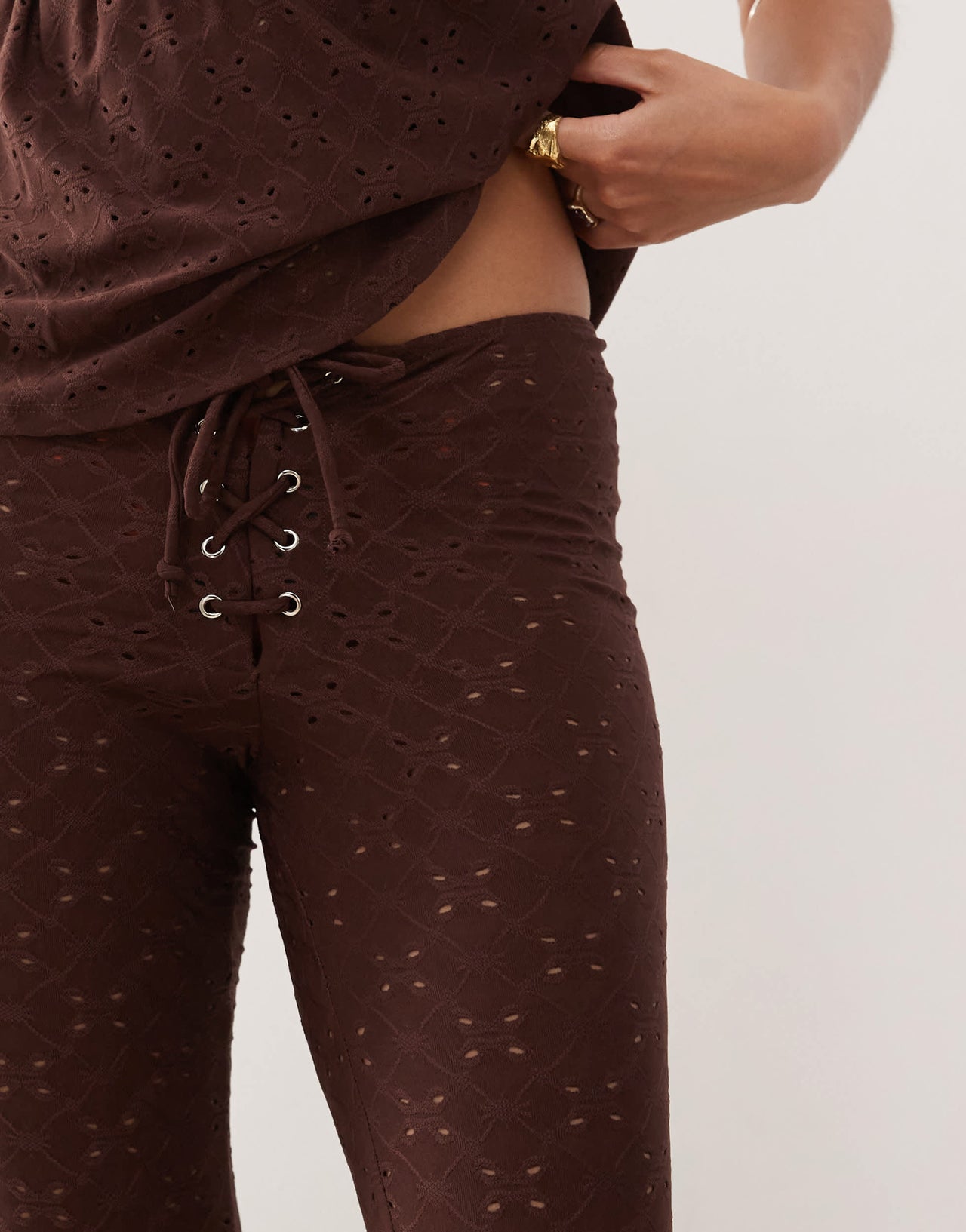 Motel dan low-rise broderie flares in brown
