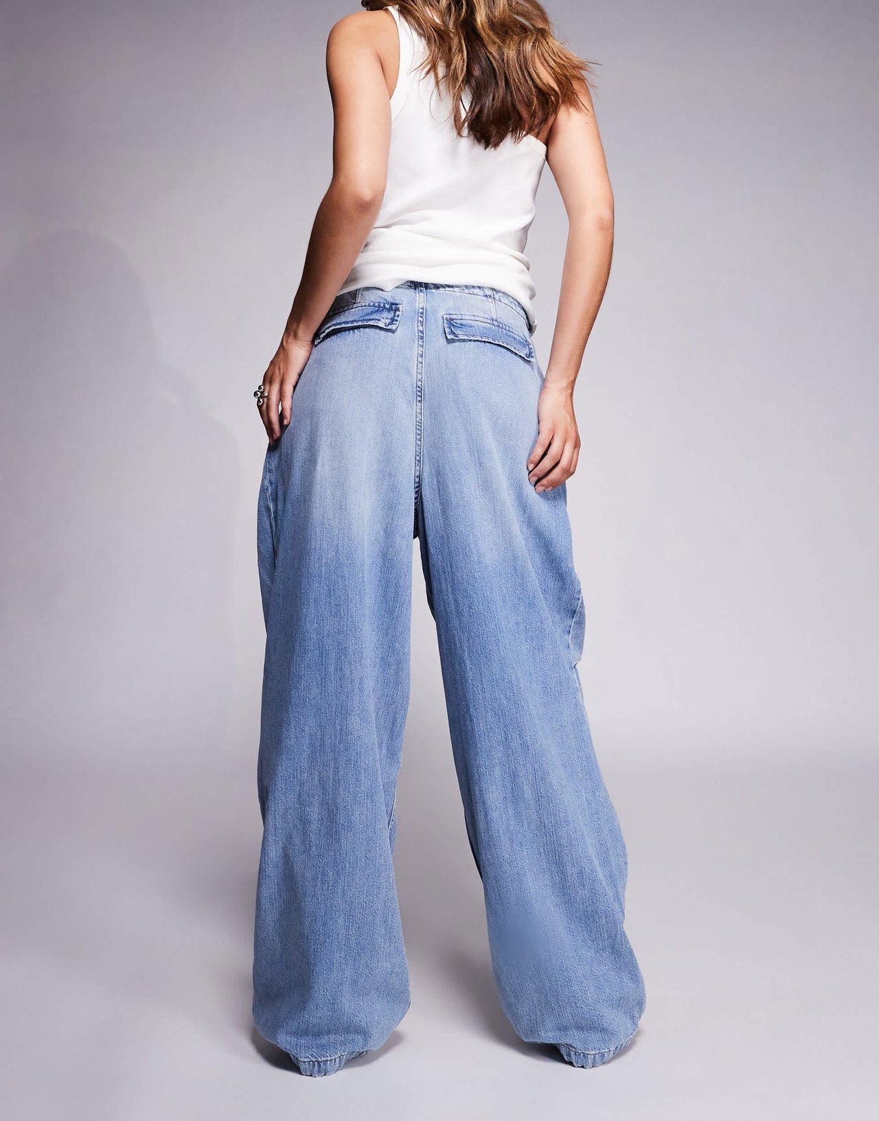 Good American lite linen denim parachute pants in mid blue