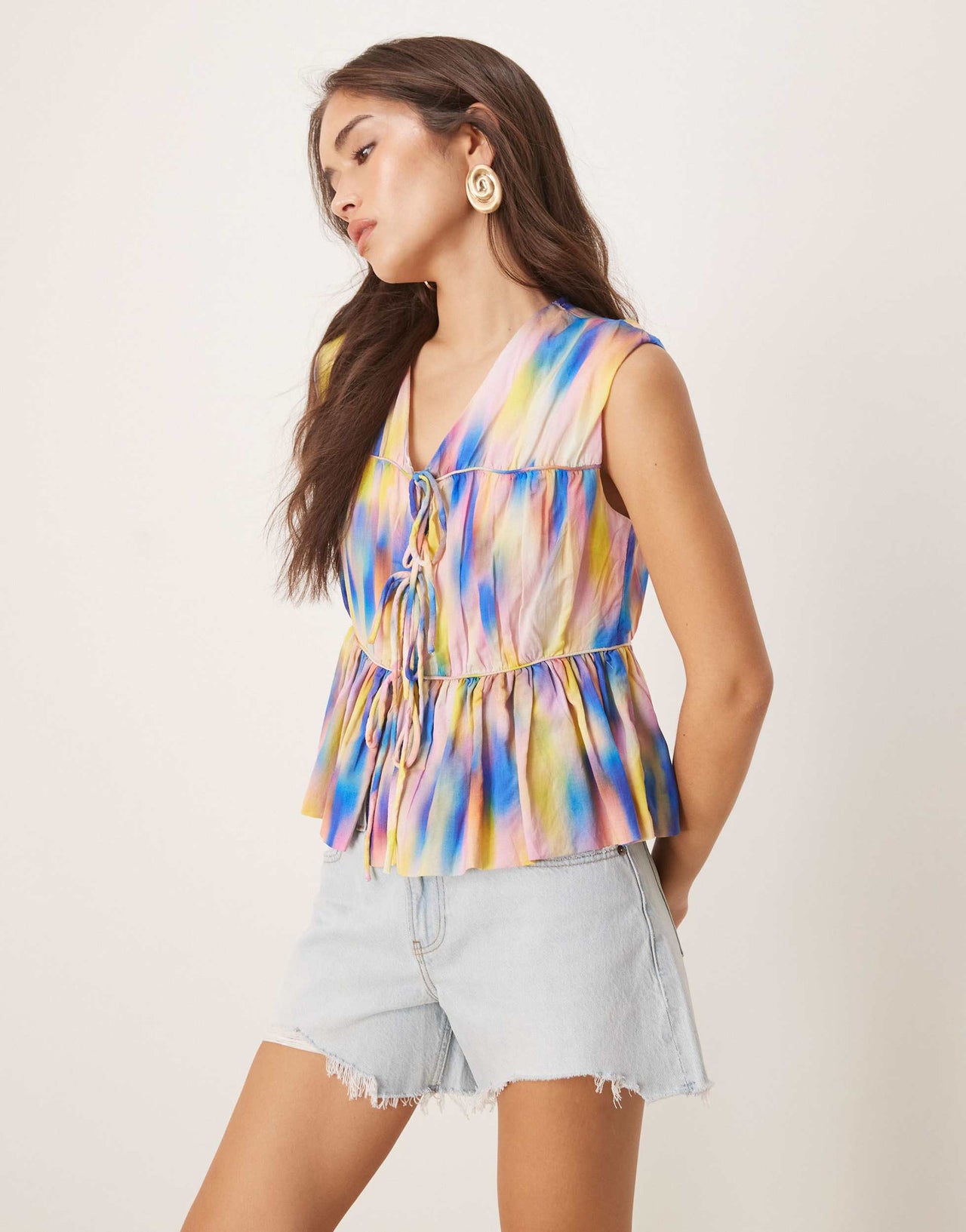 YAS sleeveless tie front top in multicolur smudge print